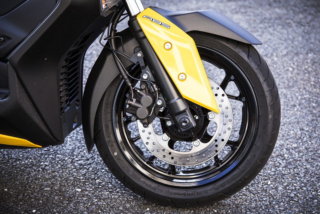 フロント15/リヤ14インチの大径ホイールが安定感のあるコーナリングを実現。フロントフォークはアッパーブラケットまで貫通した正立タイプで接地感に優れる