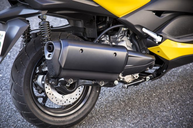 新設計の水冷SOHC4バルブ単気筒249ccエンジンは、燃焼室と吸気ポートの最適設計などにより高効率燃焼とロス低減を実現し、ピーク23psを実現