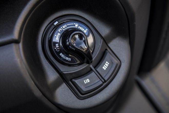 スマートキー通信エリア内ではステアリング、シート下トランク、左グローブボックス、フューエルリッドのロック解除がメインスイッチで可能