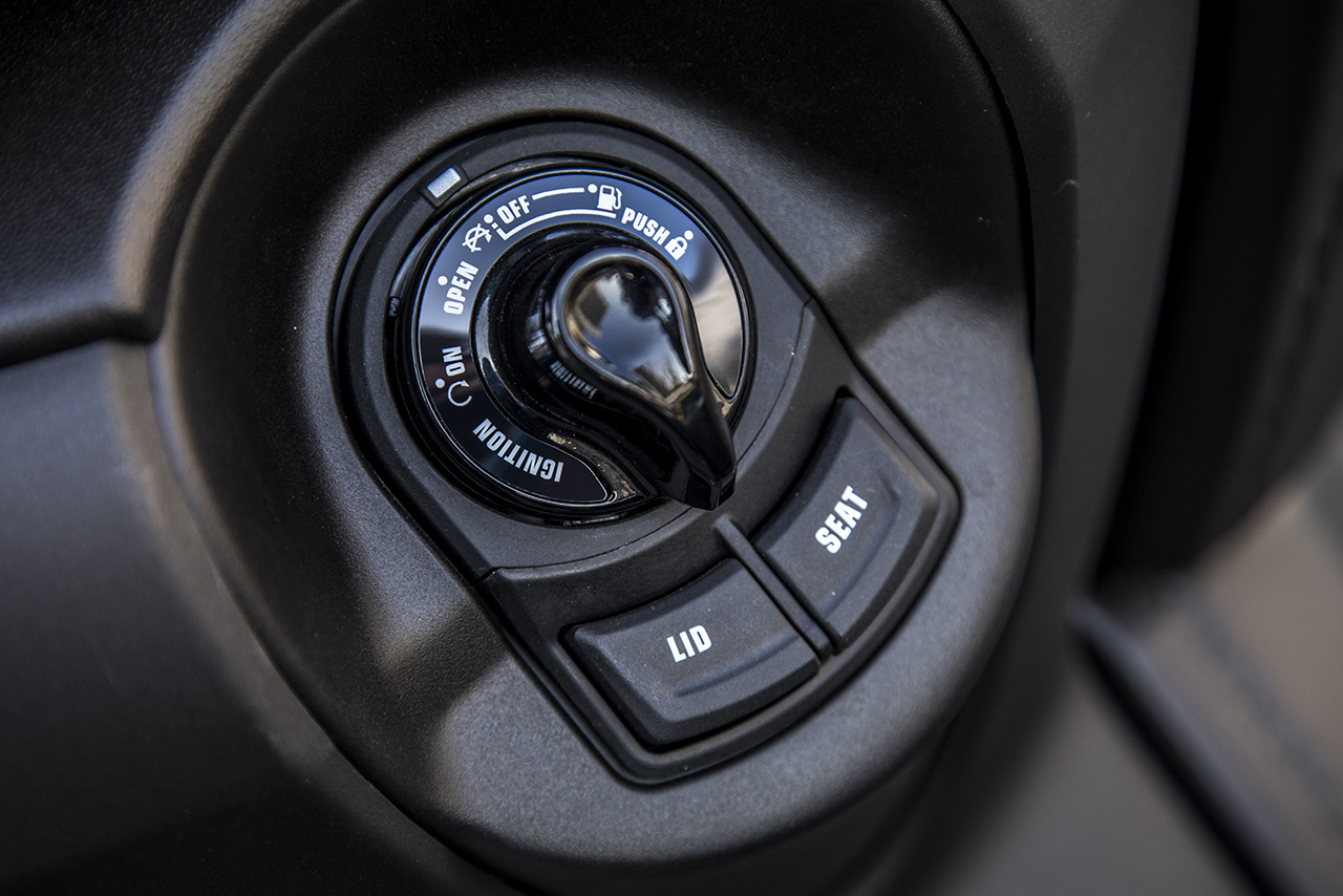 スマートキー通信エリア内ではステアリング、シート下トランク、左グローブボックス、フューエルリッドのロック解除がメインスイッチで可能