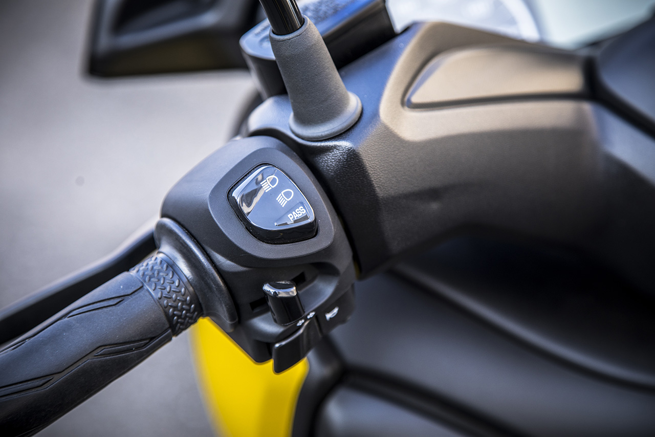 左スイッチボックスにはヘッドライトのハイ/ロー切り替え、パッシング、ウインカー、ホーンなどを美しく配置