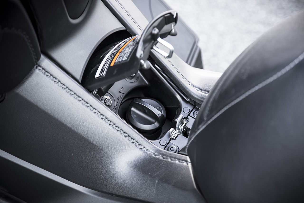 フューエルリッドの開閉はメインキーを左に回すだけと簡単。フラップ両側には「X」を象ったステッチ模様が刻まれるなど粋なこだわりも