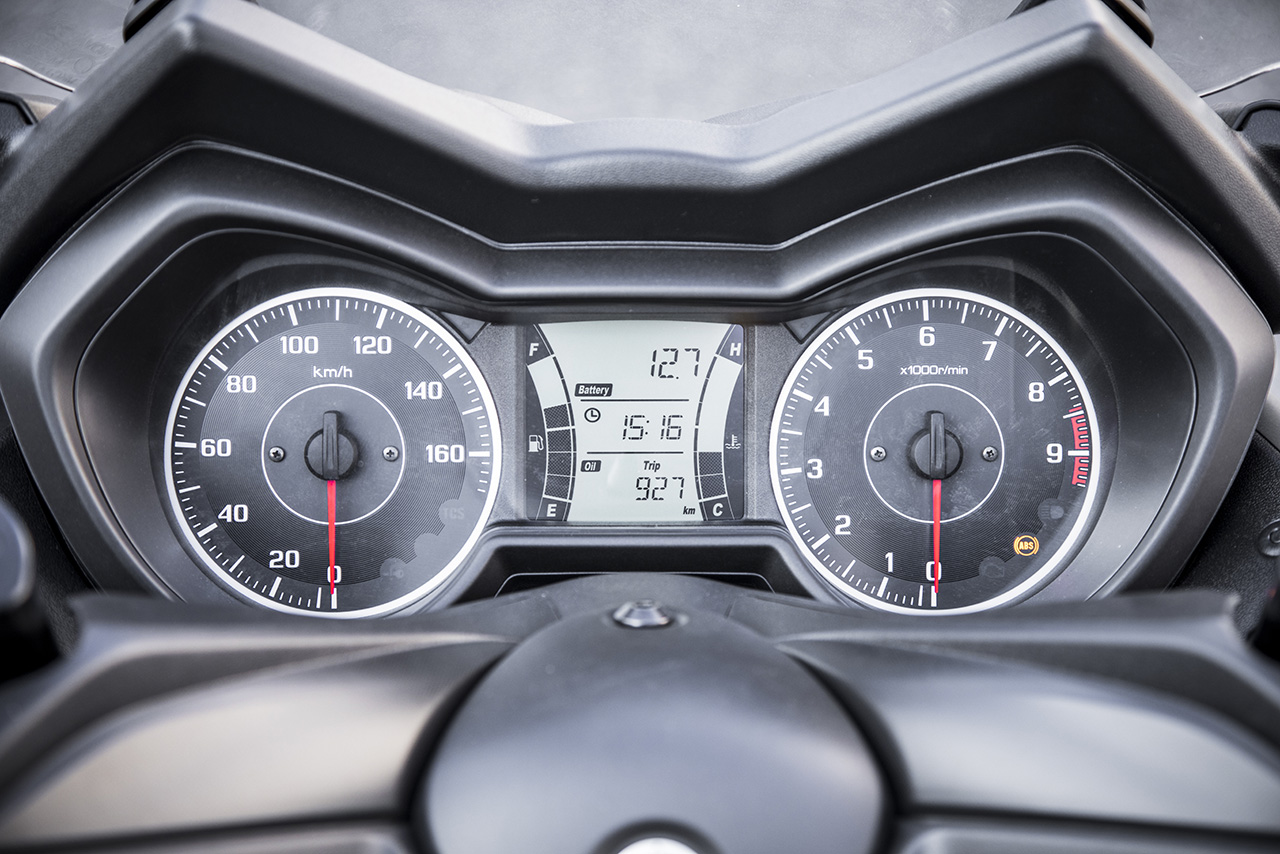 アナログ2連メーターの中央に配置された大型LCD多機能ディスプレイが先進性をアピール。右ハンドルのスイッチで表示を切り替えられる