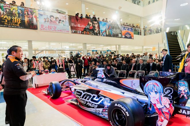 会場には多くのファンが集まり、吹き抜けスペースの2～3階エリアにもファンが集結