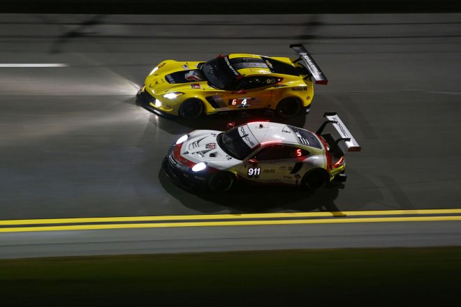 コルベットC7.Rとサイド・バイ・サイドで競る911号車ポルシェ911 RSR