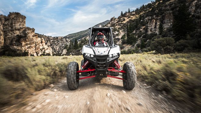 ポラリスRZR RS1は1000ccのエンジンをリヤに搭載する
