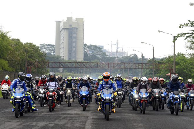 パレードランで集まったファンを先導するアンドレア・イアンノーネとアレックス・リンス