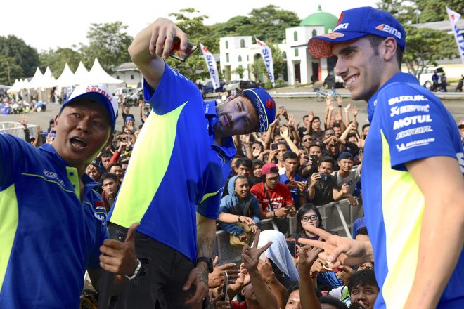 SNS用の写真を撮るアンドレア・イアンノーネ