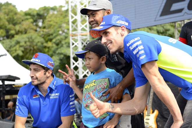 集まったファンと交流するアンドレア・イアンノーネとアレックス・リンス