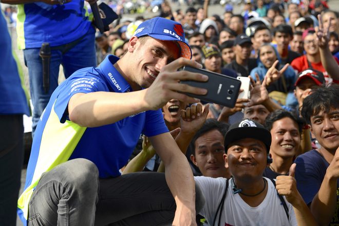 SNS用の写真を撮るアレックス・リンス