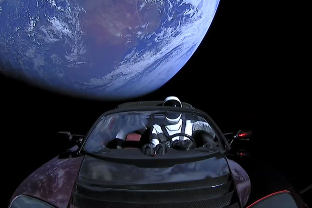 【動画】テスラの最速電気自動車が宇宙を“ドライブ”。米宇宙ベンチャーがロケット打ち上げ
