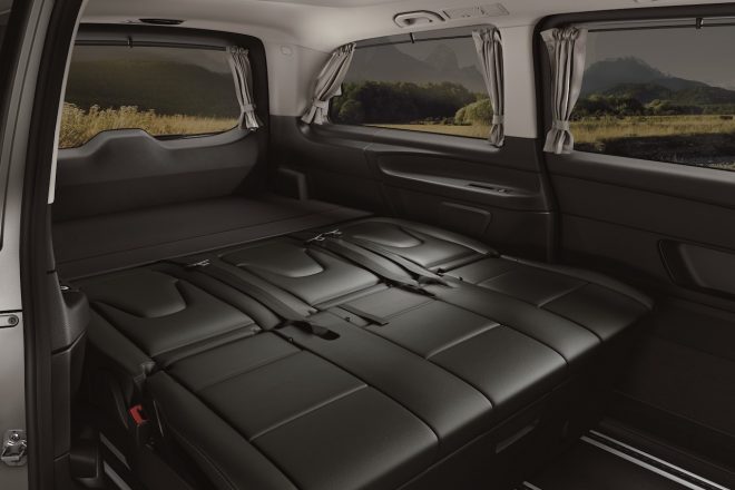 3列目シートにはゆとりあるレイアウトを可能とするフルフラット機能付ベンチシートを採用 3名が就寝可能に 泊まり込みでのレース観戦にも 最大5名が就寝可能なメルセデスの車中泊仕様 Vクラス 登場の画像 写真 4 Autosport Web