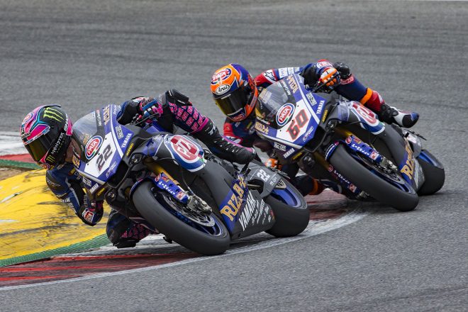 SBK仕様の2018年型ヤマハYZF-R1で走るアレックス・ロウズとマイケル・ファン・デル・マーク