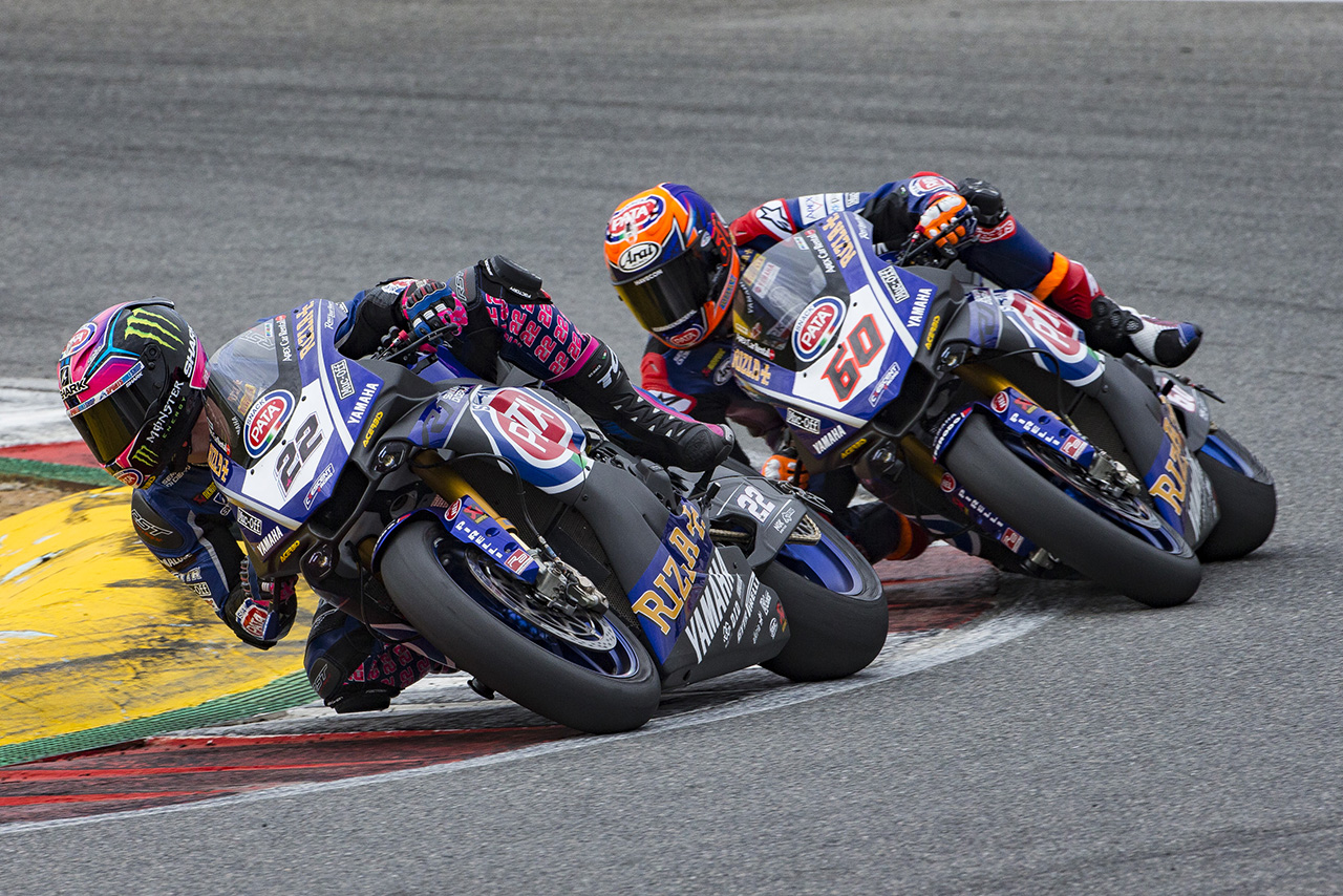 SBK仕様の2018年型ヤマハYZF-R1で走るアレックス・ロウズとマイケル・ファン・デル・マーク