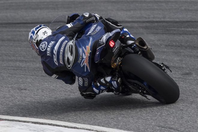 EWC仕様の2018年型ヤマハYZF-R1で走る藤田拓哉