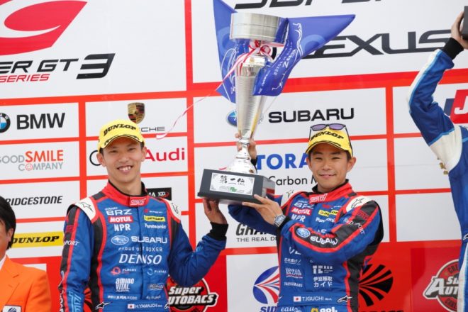 2017第3戦オートポリスで表彰台にたった山内英輝（左）と井口卓人（右）