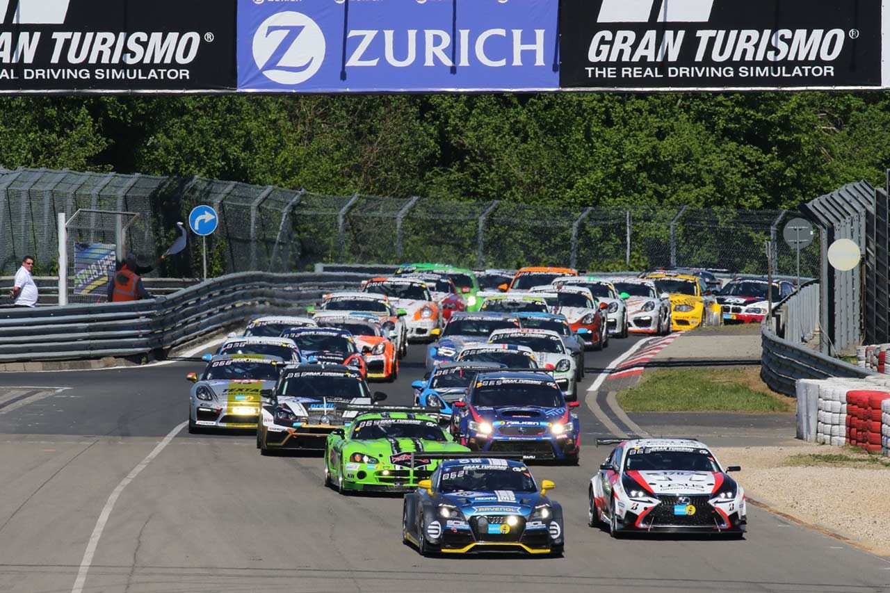 17ニュルブルクリンク24時間 スバルが挑むsp3tクラスが含まれるディビジョン2のスタート前隊列の様子 スバル Stiニュル24時間チームに井口卓人が加入 改良型wrx Stiで通算5勝目狙うの画像 写真 3 Autosport Web