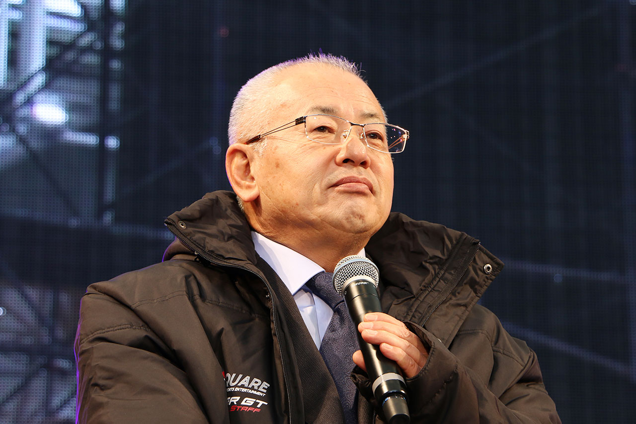 真面目な話はもちろん、ドライバーをいじることも忘れない