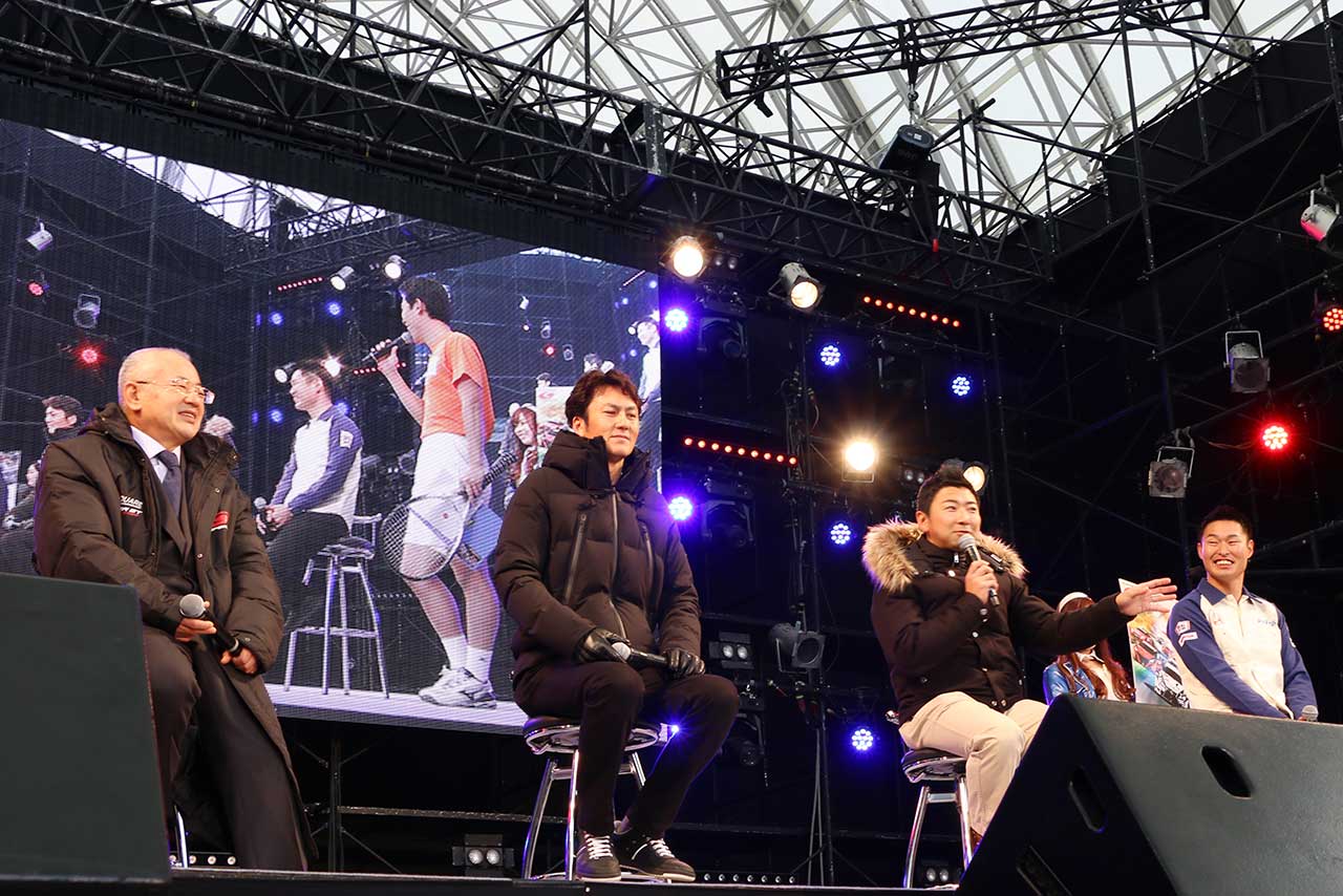 外気温と変わらない状況で行われたトークショー。片岡は完全防寒