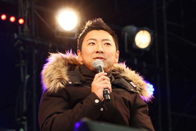 しっかり防寒の片岡が薄着で登場の塚越を心配する一幕も