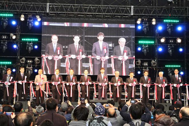 テープカットで始まった2018年の大阪オートメッセ