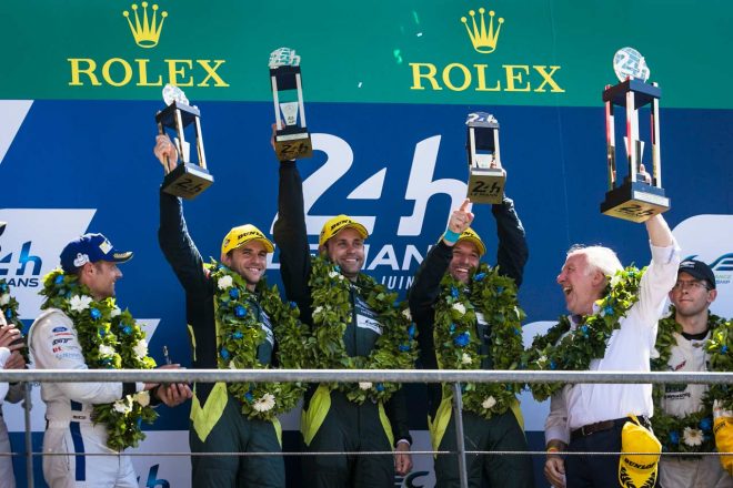 2017年のル・マンウイナーとなったジョニー・アダム（中央）は97号車、ダレン・ターナー（左）は95号車の第3ドライバーを務める。