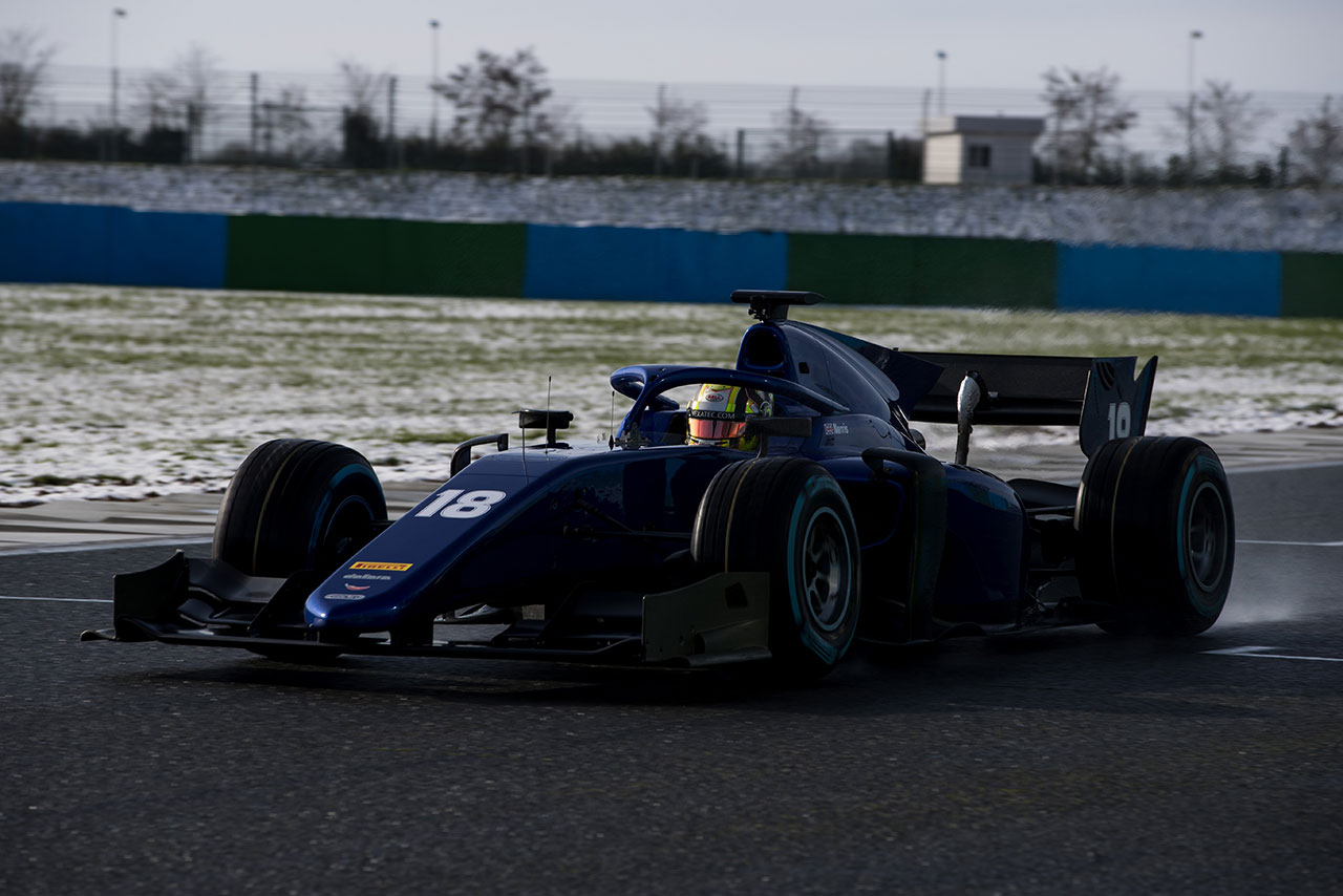 コース脇に雪が残るなか、FIA F2の新型マシンのシェイクダウンが行われた