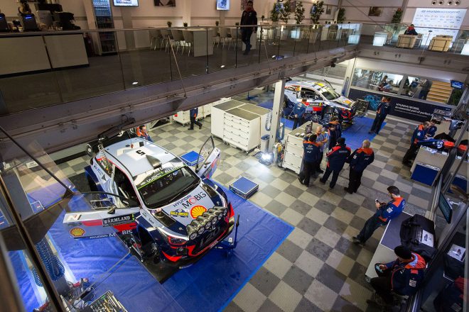 サービスパークで整備されるヒュンダイi20クーペWRC