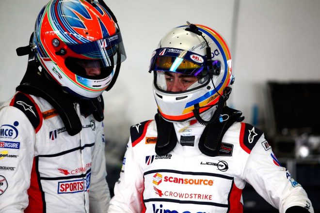 搭乗車両は異なるが、デイトナ24時間でチームメイトとなったポール・ディ・レスタ（左）とフェルナンド・アロンソ（右）