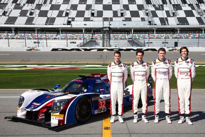 ポール・ディ・レスタ（左から3人目）はデイトナでブルーノ・セナ（左からふたり目）と32号車リジェJS P217をシェアした。