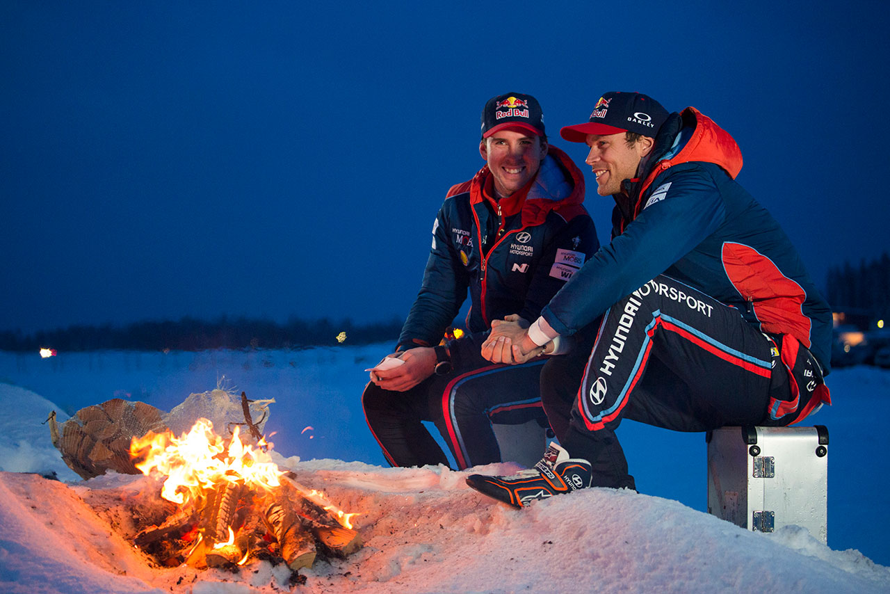 焚き火で暖をとるアンドレアス・ミケルセン