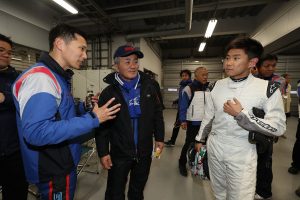 シェイクダウン後、ミーティングを行う井口卓人と山内英輝、ニュルブルクリンク24時間参戦チームの辰己英治総監督
