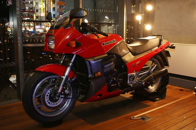 ショールームに展示されているカワサキGPZ900R