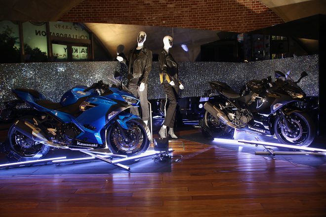 『ブラック・エレガンス』をコンセプトとしたカワサキNinja250／400の展示