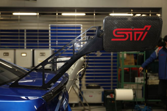 ニュル24時間を戦うWRX STIのリヤウイングステーも新規設計に