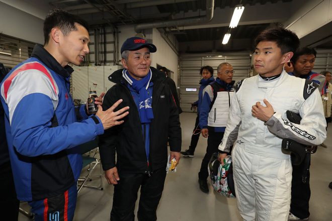 シェイクダウン後、コミュニケーションを取る山内英輝（左）と井口卓人（右）