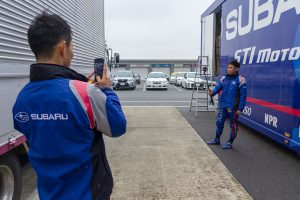 “YouTuber”井口卓人の様子を山内英輝が撮影。結成4年目のコンビネーションは抜群