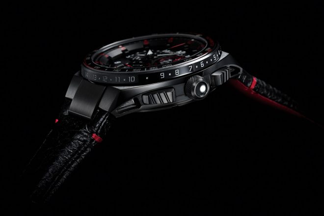 シーンに合わせてドライバーが求める走りをダイヤルひとつで実現する、NSXの「インテグレーテッド・ダイナミクス・システム」。そのダイヤルデザインをりゅうずで再現。ストップウォッチボタンは、NSXの人気メーカーオプション「カーボンファイバー インテリア スポーツパッケージ」に組み込まれているアルミ製スポーツペダルをモチーフにスリット溝を施し、操作性を追求した。