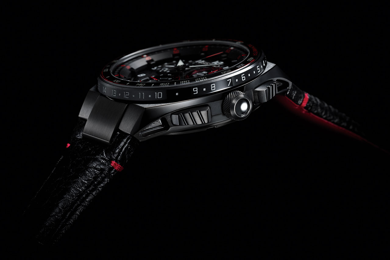 シーンに合わせてドライバーが求める走りをダイヤルひとつで実現する、NSXの「インテグレーテッド・ダイナミクス・システム」。そのダイヤルデザインをりゅうずで再現。ストップウォッチボタンは、NSXの人気メーカーオプション「カーボンファイバー インテリア スポーツパッケージ」に組み込まれているアルミ製スポーツペダルをモチーフにスリット溝を施し、操作性を追求した。