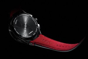 特殊な3次元加工を施したNSX専用鍛造アルミホイールをモチーフにした裏ぶた。ここには、「NSX」のロゴ、ASTRONの限定モデルであることを示す「Limited Edition」、シリアルナンバーが刻印されている。ストラップは、NSXのレザーシートを含むインテリアと同じ「Black and Red」のコンビネーションカラーとして採用(付け替え用強化シリコンストラップ付き)。