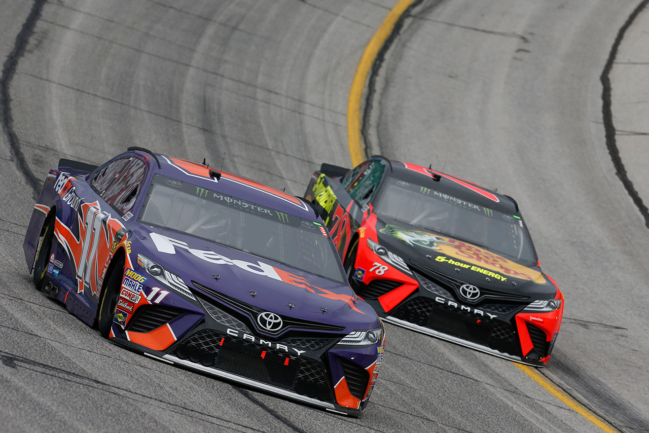 トヨタ陣営最上位はデニー・ハムリン（トヨタ・カムリ／左）の4位だった