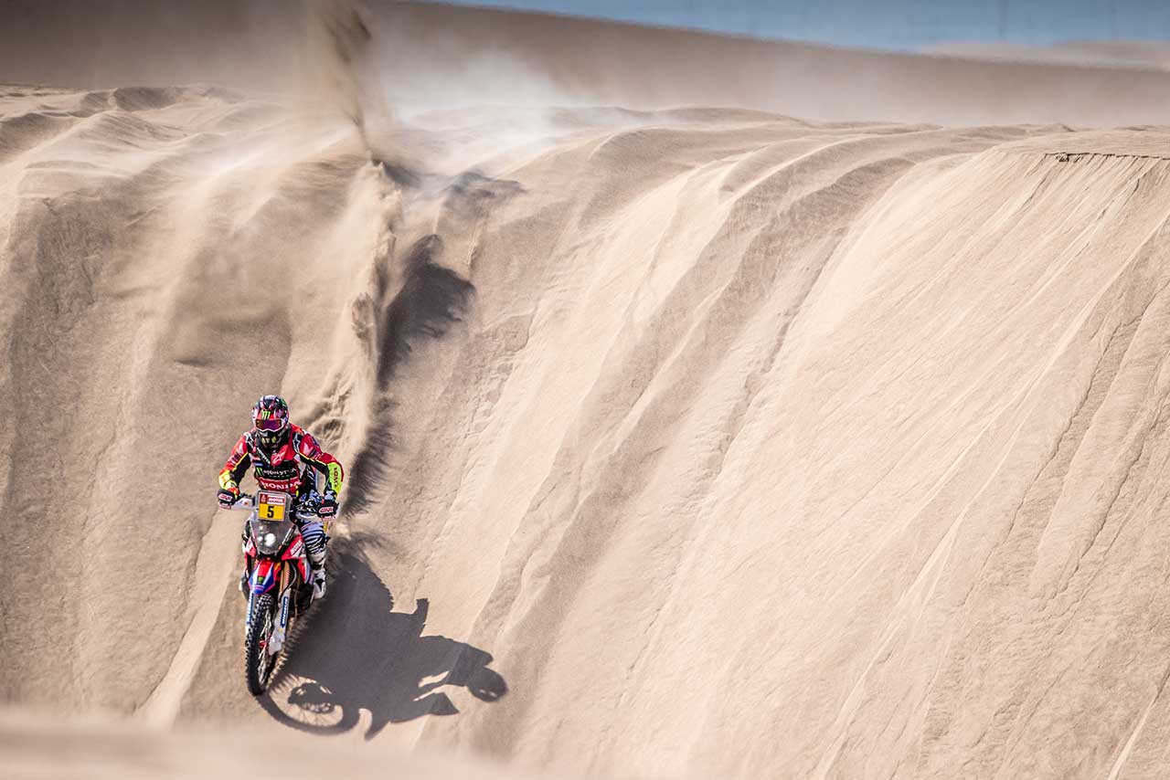 ステージによっては砂漠のなかを走ることも