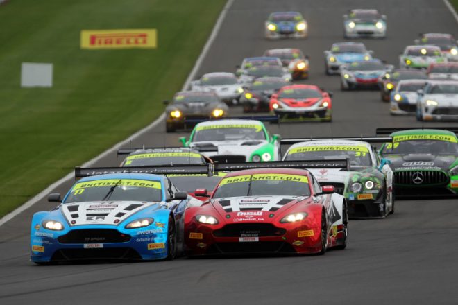 アストンマーチンやベントレー、マクラーレン、ジネッタなど、イギリス車が数多く参戦するブリティッシュGT