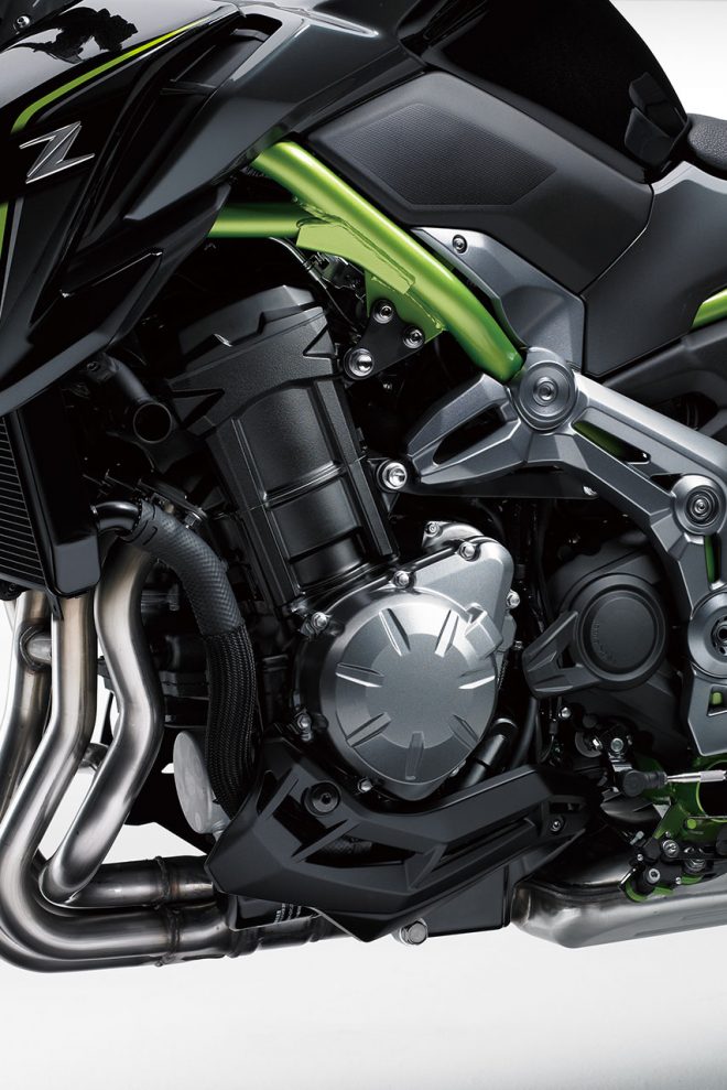 948cc水冷4ストローク並列4気筒エンジン