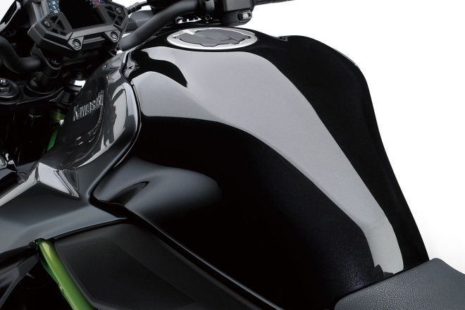 スリムな形のフューエルタンク