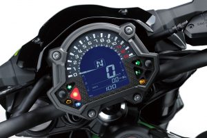 メーターはデジタル。ギヤポジションインジケーターが中央に配置されている