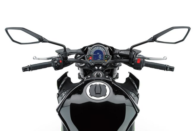 ワイドでフラットなバーハンドル