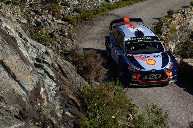 2017年のツール・ド・コルスを制したティエリー・ヌービル（ヒュンダイi20クーペWRC）