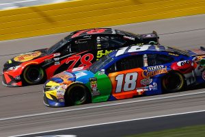 トヨタ勢最上位につけたカイル・ブッシュ（トヨタ・カムリ／手前）