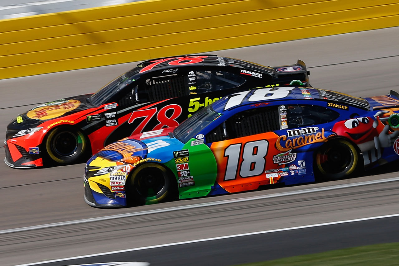 トヨタ勢最上位につけたカイル・ブッシュ（トヨタ・カムリ／手前）